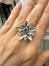 Load image into Gallery viewer, Wilted Daisy Ring