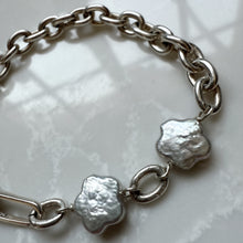 Load image into Gallery viewer, Medium Chain Star Pearl Bracelet