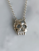 Load image into Gallery viewer, Fang Skull Necklace